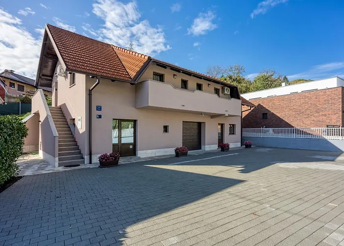 Urban Oasis With Terrace And Parking - Happy Rentals