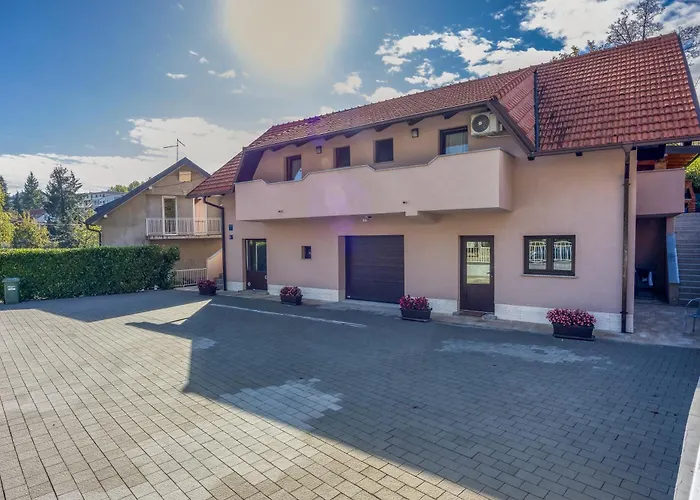 Urban Oasis With Terrace And Parking - Happy Rentals