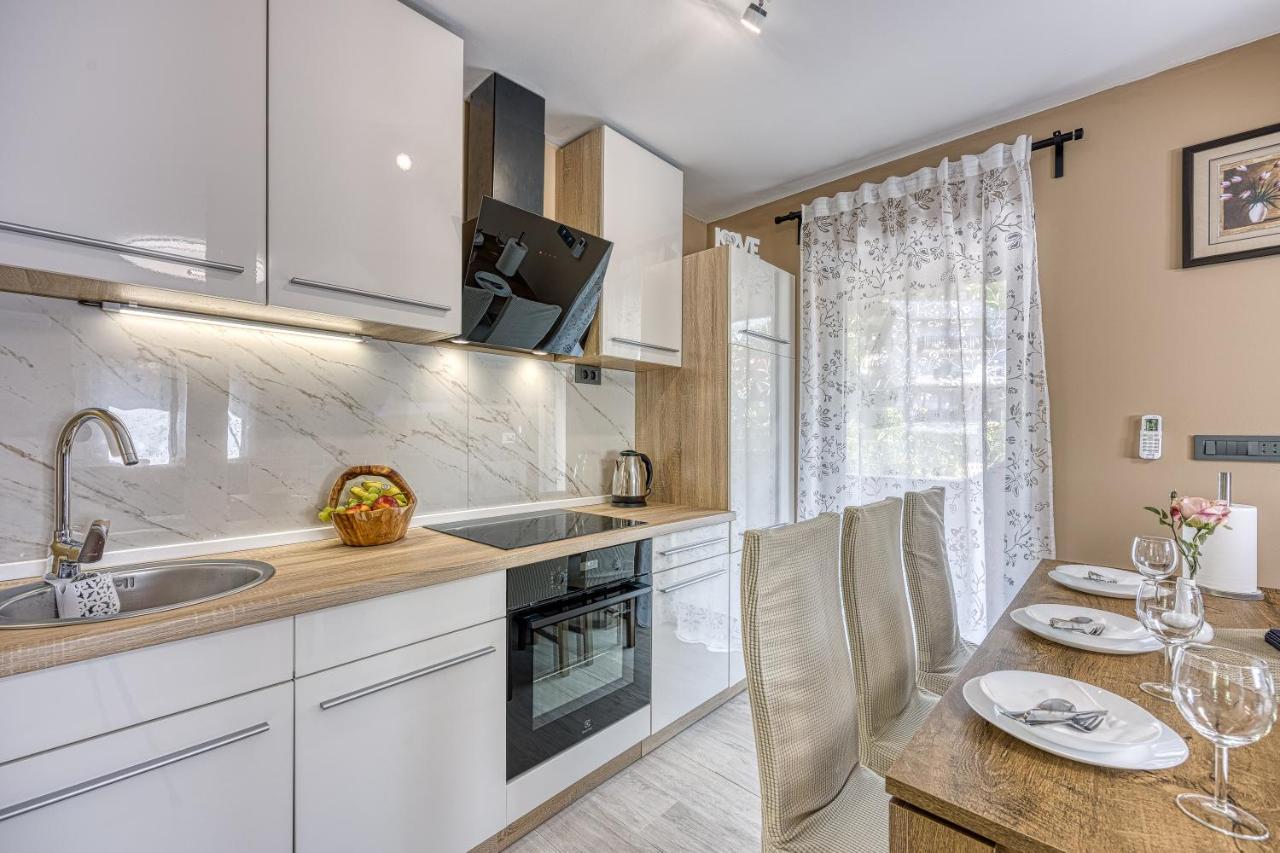 Urban Oasis With Terrace And Parking - Happy Apartment *